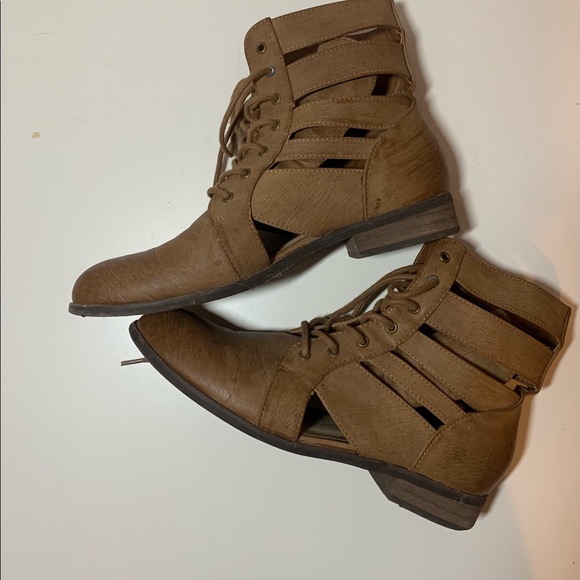 Cut out heeled booties - Picture 2 of 2